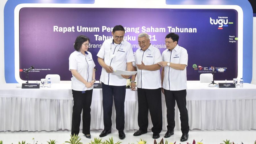 Foto Ki-Ka (sebelum hasil RUPST) : Amelia Kurniawan-Komisaris, Koeshartanto-Preskom, Indra Baruna-Presdir dan Emil Hakim - Dirkeu & Layanan Korporat