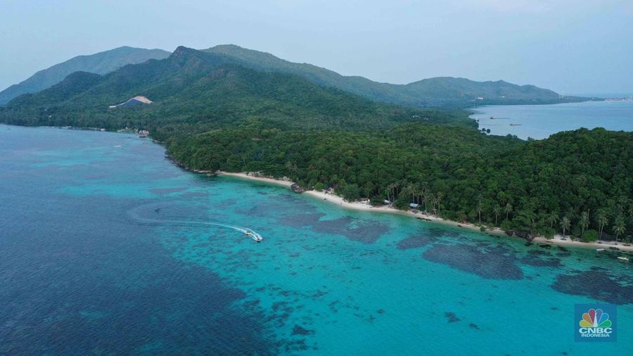 Pengunjung berwisata di kawasan Karimun Jawa, Jepara, Jawa Tengah, Rabu, (17/5/2022). (CNBC Indonesia/Muhammad Sabki)