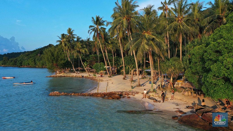 Pengunjung berwisata di kawasan Karimun Jawa, Jepara, Jawa Tengah, Rabu, (17/5/2022). (CNBC Indonesia/Muhammad Sabki)