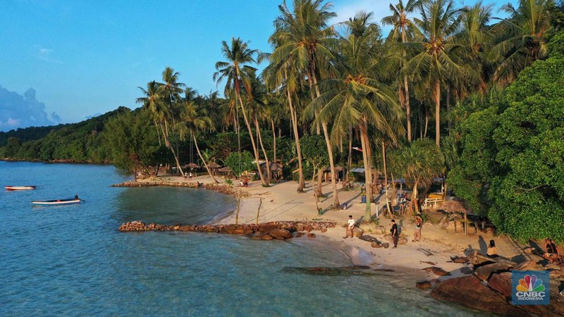 Pengunjung berwisata di kawasan Karimun Jawa, Jepara, Jawa Tengah, Rabu, (17/5/2022). (CNBC Indonesia/Muhammad Sabki)