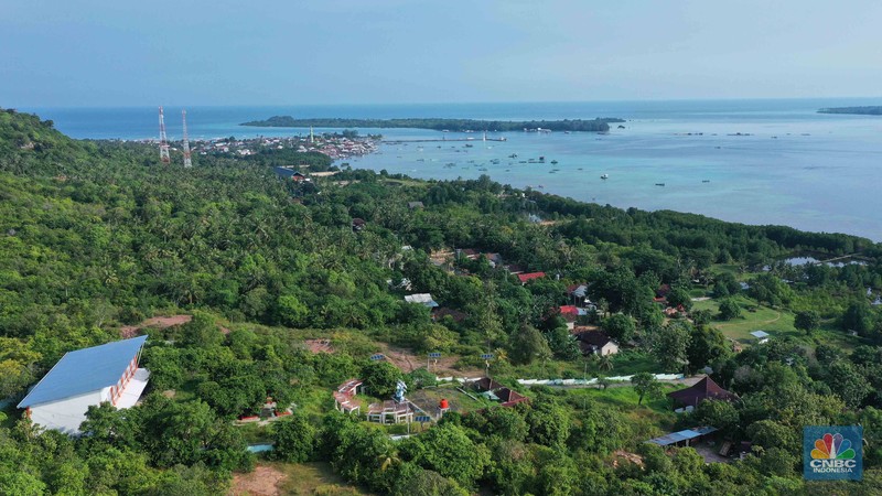 Pengunjung berwisata di kawasan Karimun Jawa, Jepara, Jawa Tengah, Rabu, (17/5/2022). (CNBC Indonesia/Muhammad Sabki)