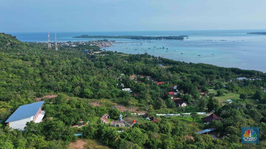 Pengunjung berwisata di kawasan Karimun Jawa, Jepara, Jawa Tengah, Rabu, (17/5/2022). (CNBC Indonesia/Muhammad Sabki)