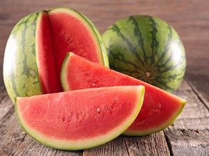 7 Cara Memilih Semangka yang Bagus, Benarkah yang Bentuknya Bulat?