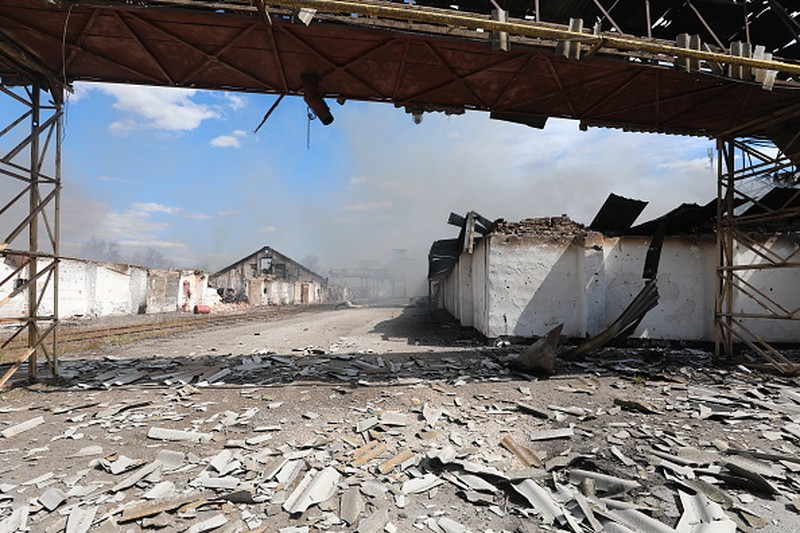 Sisa-sisa helikopter Rusia terletak di ladang bom pada 16 Mei 2022 di Biskvitne, Ukraina di sebelah timur Kharkiv. (Getty Images/John Moore() Sisa-sisa helikopter Rusia terletak di ladang bom pada 16 Mei 2022 di Biskvitne, Ukraina di sebelah timur Kharkiv. (Getty Images/John Moore()