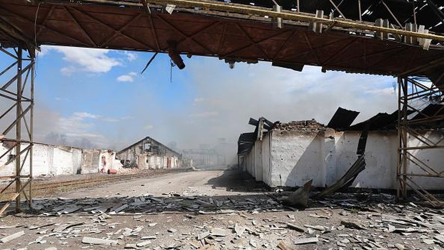 Sisa-sisa helikopter Rusia terletak di ladang bom pada 16 Mei 2022 di Biskvitne, Ukraina di sebelah timur Kharkiv. (Getty Images/John Moore()