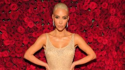 Kim Kardashian Pakai Gaun Marilyn Monroe, Desainer: Salah Tetap Salah