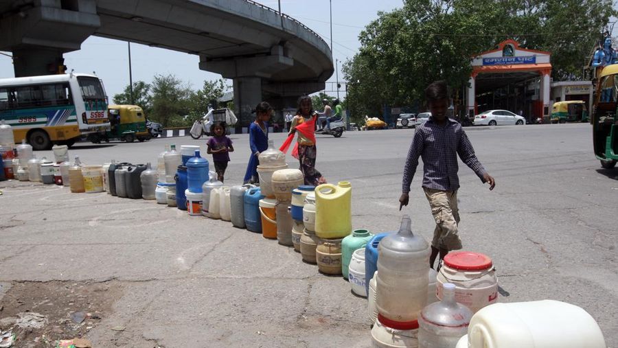 Orang-orang beristirahat di bawah jembatan di dasar Sungai Yamuna pada hari musim panas di New Delhi. (Anadolu Agency via Getty Images/Anadolu Agency)