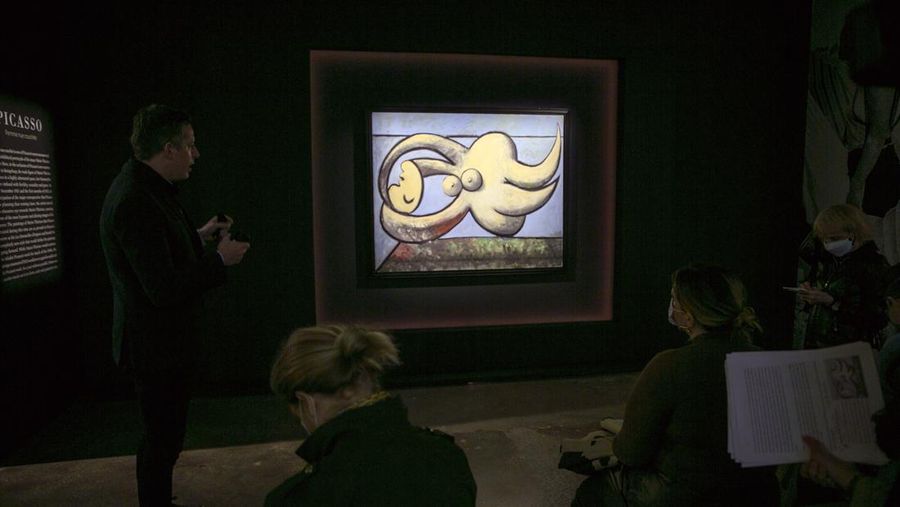 Lukisan tahun 1932 karya kekasihnya Pablo Picasso, berjudul Potret Marie-Thérèse Walter. Rumah lelang mengharapkan untuk menjual lebih dari $60 juta selama penjualan seni musim semi mendatang. (REUTERS/SHANNON STAPLETON)