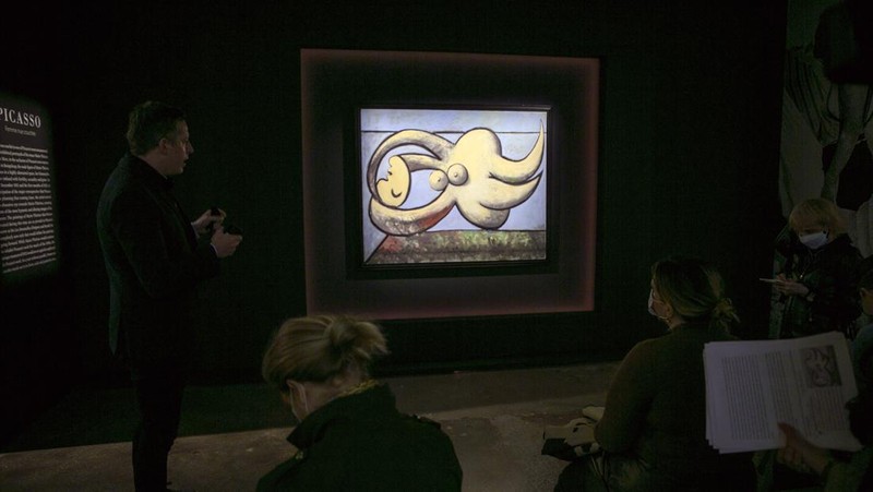 Lukisan tahun 1932 karya kekasihnya Pablo Picasso, berjudul Potret Marie-Thérèse Walter. Rumah lelang mengharapkan untuk menjual lebih dari $60 juta selama penjualan seni musim semi mendatang. (REUTERS/SHANNON STAPLETON)
