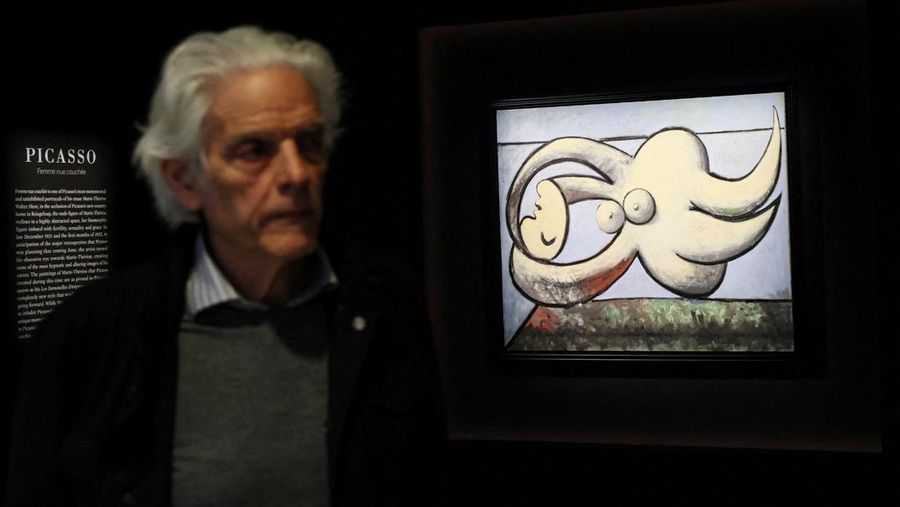 Lukisan tahun 1932 karya kekasihnya Pablo Picasso, berjudul Potret Marie-Thérèse Walter. Rumah lelang mengharapkan untuk menjual lebih dari $60 juta selama penjualan seni musim semi mendatang. (REUTERS/SHANNON STAPLETON)