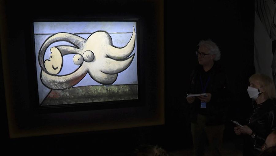 Lukisan tahun 1932 karya kekasihnya Pablo Picasso, berjudul Potret Marie-Thérèse Walter. Rumah lelang mengharapkan untuk menjual lebih dari $60 juta selama penjualan seni musim semi mendatang. (Foto AP/Ted Shaffrey)