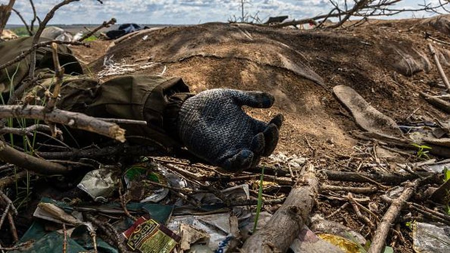 Mayat seorang tentara Rusia terbaring di medan perang pada 17 Mei 2022 di Malaya Rohan, Ukraina. (Getty Images/John Moore)