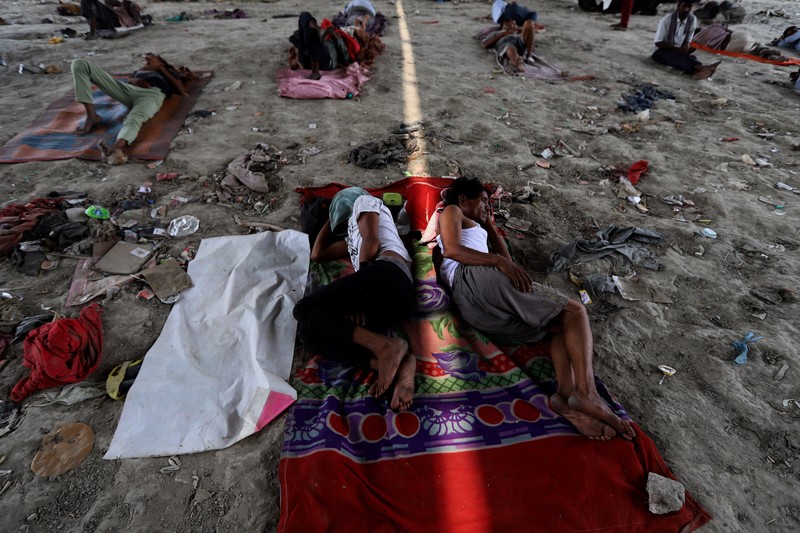 Orang-orang beristirahat di bawah jembatan di dasar Sungai Yamuna pada hari musim panas di New Delhi. (Anadolu Agency via Getty Images/Anadolu Agency) Orang-orang beristirahat di bawah jembatan di dasar Sungai Yamuna pada hari musim panas di New Delhi. (Anadolu Agency via Getty Images/Anadolu Agency)