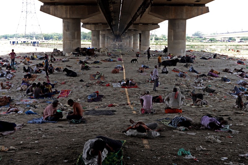 Orang-orang beristirahat di bawah jembatan di dasar Sungai Yamuna pada hari musim panas di New Delhi. (Anadolu Agency via Getty Images/Anadolu Agency) Orang-orang beristirahat di bawah jembatan di dasar Sungai Yamuna pada hari musim panas di New Delhi. (Anadolu Agency via Getty Images/Anadolu Agency)
