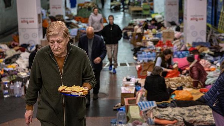 Penduduk Kharkiv menghabiskan hari di bawah tanah di stasiun metro pada (15/5/2022) di Kharkiv, Ukraina. Meskipun penembakan Rusia sebagian besar telah berhenti di kota, daerah perumahan hancur, termasuk bangunan apartemen besar era Soviet, yang sering menampung manula dengan pendapatan tetap dan keluarga dengan sumber daya terbatas. (Getty Images/John Moore)