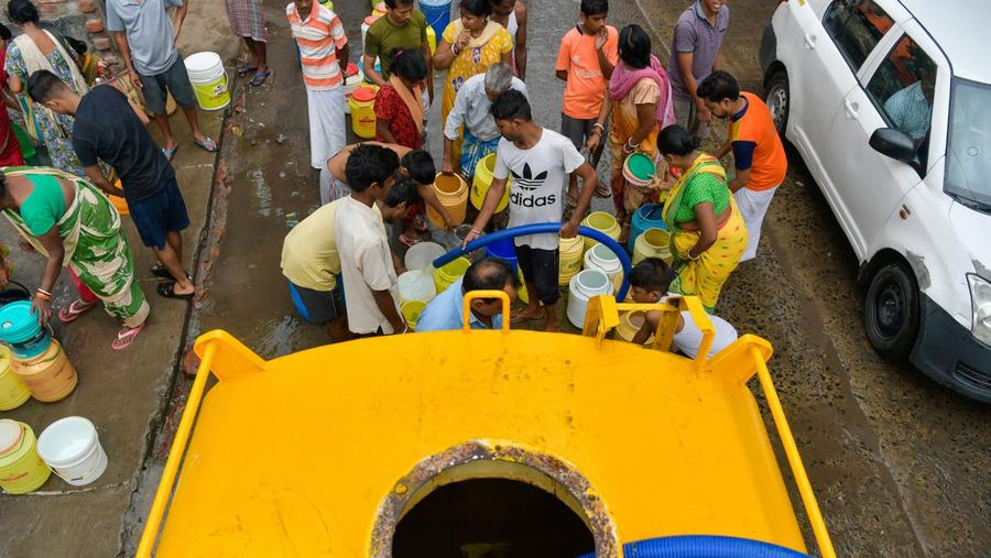 Penduduk setempat mengisi wadah mereka dengan air minum dari tangki kota di kolkata. India. (LightRocket via Gett/SOPA Images)
