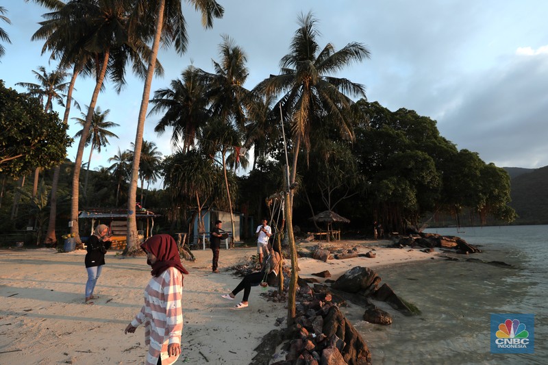 Pengunjung berwisata di kawasan Karimun Jawa, Jepara, Jawa Tengah, Rabu, (17/5/2022). (CNBC Indonesia/Muhammad Sabki) Pengunjung berwisata di kawasan Karimun Jawa, Jepara, Jawa Tengah, Rabu, (17/5/2022). (CNBC Indonesia/Muhammad Sabki)