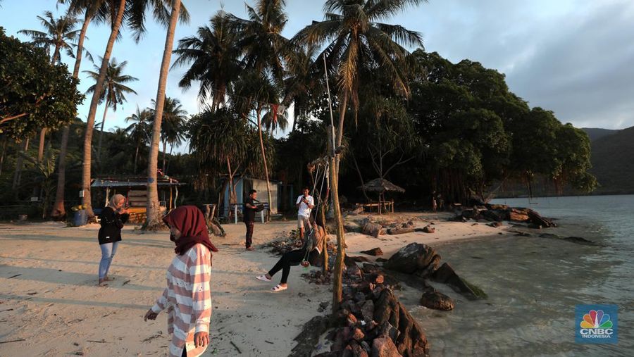 Pengunjung berwisata di kawasan Karimun Jawa, Jepara, Jawa Tengah, Rabu, (17/5/2022). (CNBC Indonesia/Muhammad Sabki)