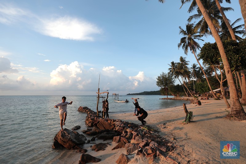 Pengunjung berwisata di kawasan Karimun Jawa, Jepara, Jawa Tengah, Rabu, (17/5/2022). (CNBC Indonesia/Muhammad Sabki)