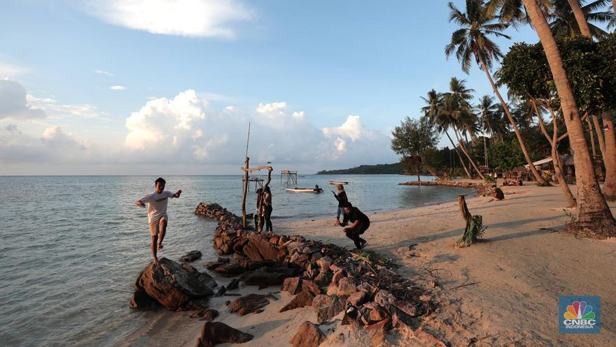 Pengunjung berwisata di kawasan Karimun Jawa, Jepara, Jawa Tengah, Rabu, (17/5/2022). (CNBC Indonesia/Muhammad Sabki)