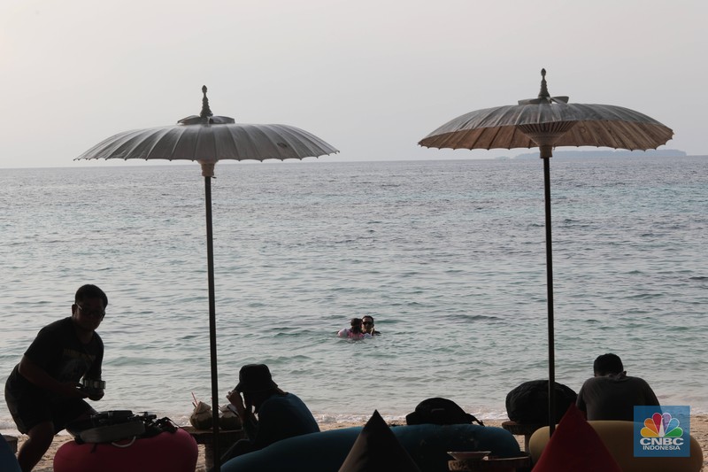 Pengunjung berwisata di kawasan Karimun Jawa, Jepara, Jawa Tengah, Rabu, (17/5/2022). (CNBC Indonesia/Muhammad Sabki)