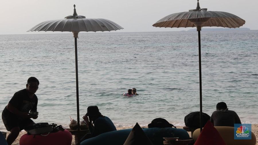 Pengunjung berwisata di kawasan Karimun Jawa, Jepara, Jawa Tengah, Rabu, (17/5/2022). (CNBC Indonesia/Muhammad Sabki)