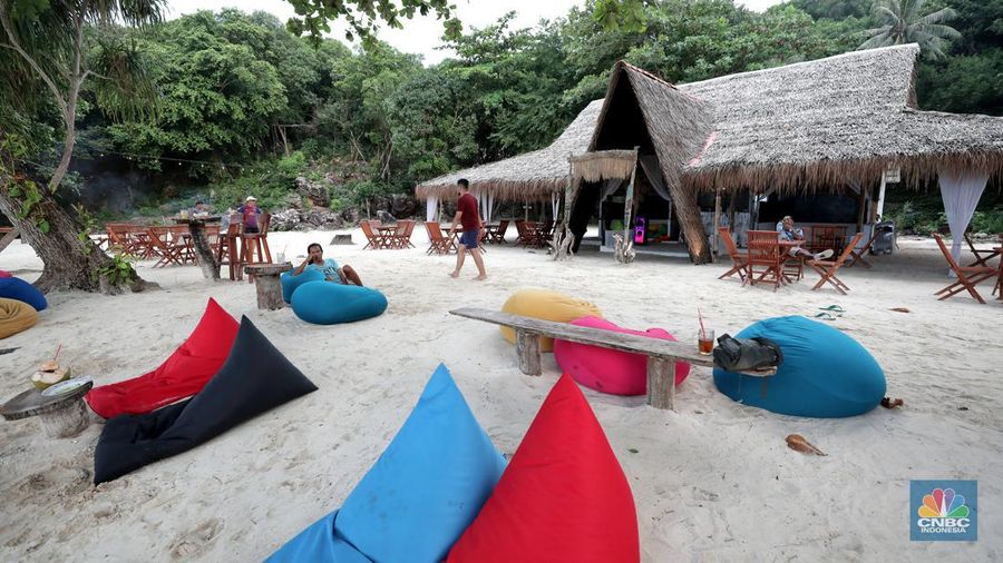 Pengunjung berwisata di kawasan Karimun Jawa, Jepara, Jawa Tengah, Rabu, (17/5/2022). (CNBC Indonesia/Muhammad Sabki)