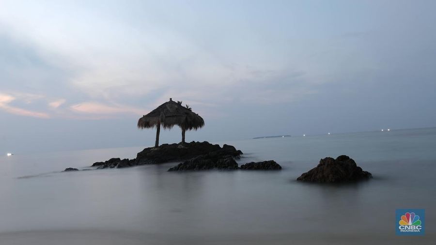 Pengunjung berwisata di kawasan Karimun Jawa, Jepara, Jawa Tengah, Rabu, (17/5/2022). (CNBC Indonesia/Muhammad Sabki)