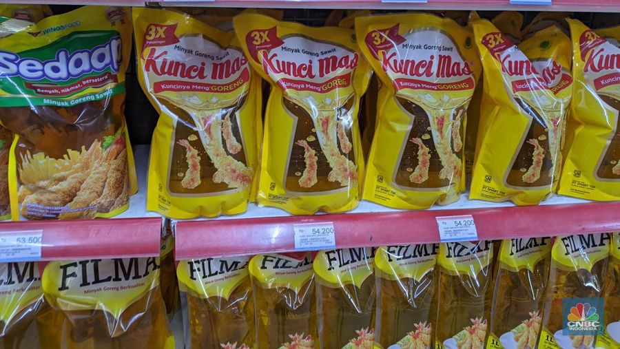 Penjualan minyak goreng di Alfamidi Pondok Gede, Jakarta Timur (CNBC Indonesia/Emir Yanwardhana)