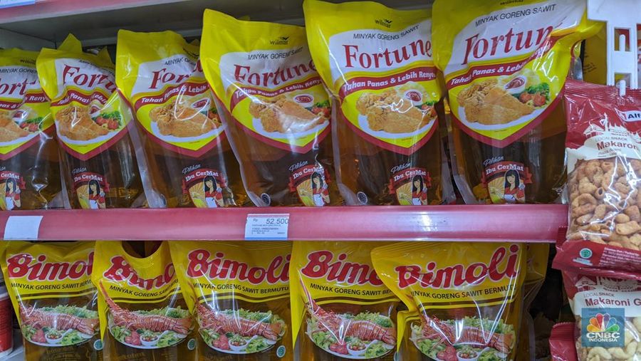 Penjualan minyak goreng di Alfamidi Pondok Gede, Jakarta Timur (CNBC Indonesia/Emir Yanwardhana)