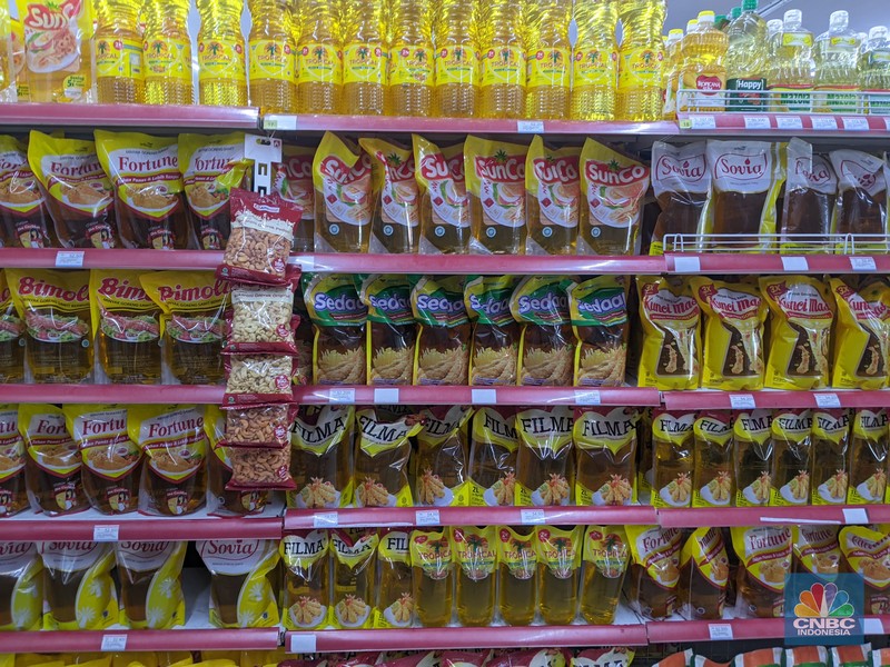 Pengunjung memilih minyak goreng kemasan di salah satu supermarket di Jakarta, Rabu, (29/6/2022). (CNBC Indonesia/Muhammad Sabki) Pengunjung memilih minyak goreng kemasan di salah satu supermarket di Jakarta, Rabu, (29/6/2022). (CNBC Indonesia/Muhammad Sabki)