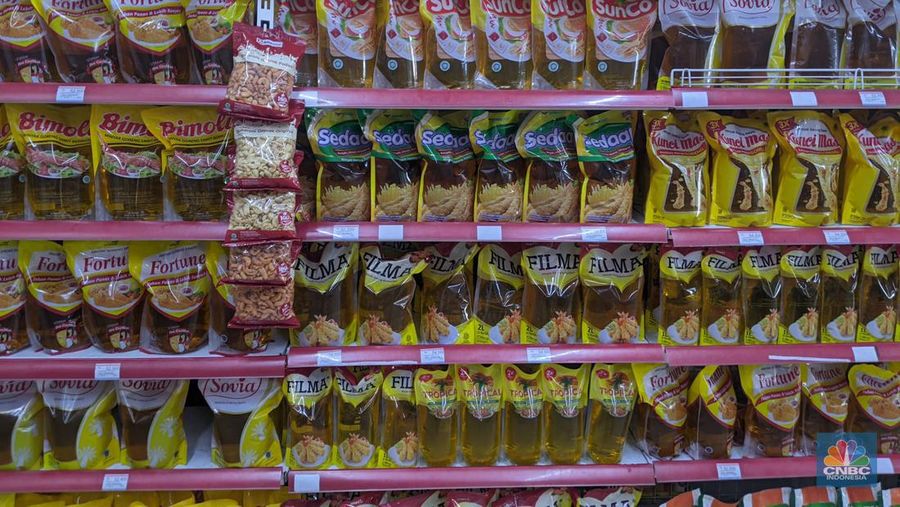 Penjualan minyak goreng di Alfamidi Pondok Gede, Jakarta Timur (CNBC Indonesia/Emir Yanwardhana)