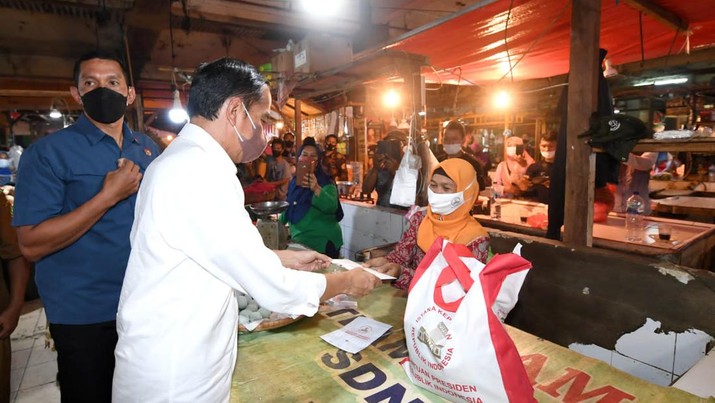 Presiden Joko Widodo membagikan bantuan sosial bagi masyarakat penerima manfaat dan pedagang di Pasar Cibinong, Kabupaten Bogor, pada Selasa, 17 Mei 2022. (Dok: Biro Pers Sekretariat Presiden)