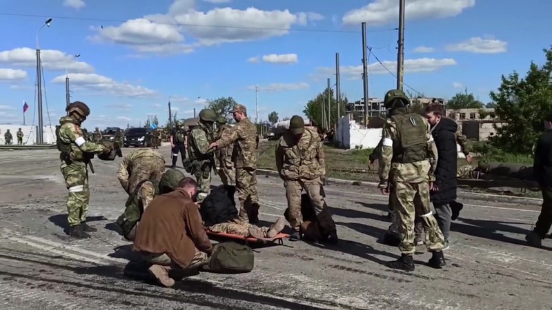 Rusia menyatakan sedikinya 265 milisi Ukraina menyerahkan diri di daerah pabrik baja Azovstal, Mariupol pada Selasa (17/5). (REUTERS/ALEXANDER ERMOCHENKO)