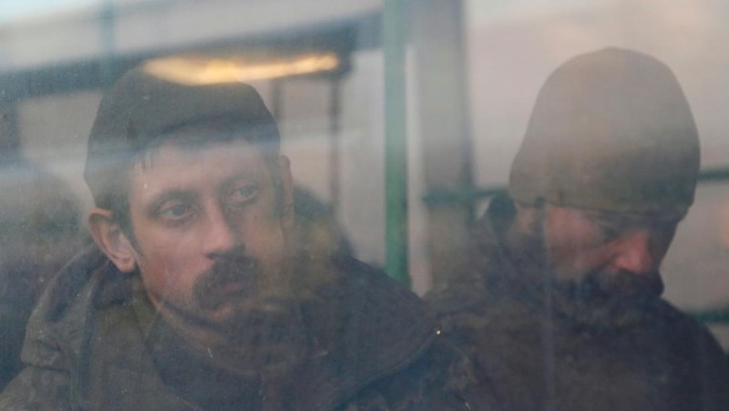 Rusia menyatakan sedikinya 265 milisi Ukraina menyerahkan diri di daerah pabrik baja Azovstal, Mariupol pada Selasa (17/5). (REUTERS/ALEXANDER ERMOCHENKO)