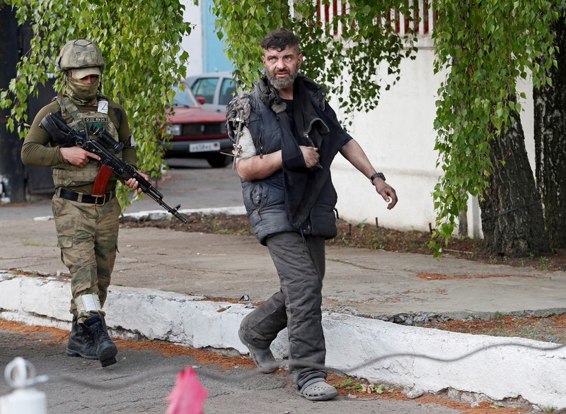 Rusia menyatakan sedikinya 265 milisi Ukraina menyerahkan diri di daerah pabrik baja Azovstal, Mariupol pada Selasa (17/5). (REUTERS/ALEXANDER ERMOCHENKO)