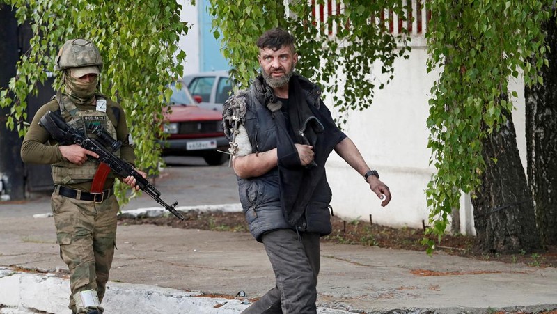 Rusia menyatakan sedikinya 265 milisi Ukraina menyerahkan diri di daerah pabrik baja Azovstal, Mariupol pada Selasa (17/5). (REUTERS/ALEXANDER ERMOCHENKO)