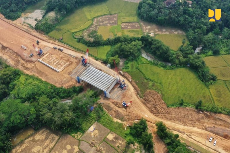Sebagai salah satu Proyek Strategis Nasional (PSN), Kementerian Pekerjaan Umum dan Perumahan Rakyat (PUPR) melalui Direktorat Jenderal Bina Marga tengah menyelesaikan pembangunan infrastruktur jalan tol Serang – Panimbang sepanjang 83,67 km. (Dok: PUPR) Sebagai salah satu Proyek Strategis Nasional (PSN), Kementerian Pekerjaan Umum dan Perumahan Rakyat (PUPR) melalui Direktorat Jenderal Bina Marga tengah menyelesaikan pembangunan infrastruktur jalan tol Serang – Panimbang sepanjang 83,67 km. (Dok: PUPR)