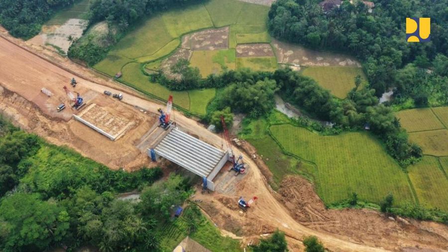 Sebagai salah satu Proyek Strategis Nasional (PSN), Kementerian Pekerjaan Umum dan Perumahan Rakyat (PUPR) melalui Direktorat Jenderal Bina Marga tengah menyelesaikan pembangunan infrastruktur jalan tol Serang – Panimbang sepanjang 83,67 km. (Dok: PUPR)