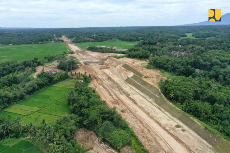 Sebagai salah satu Proyek Strategis Nasional (PSN), Kementerian Pekerjaan Umum dan Perumahan Rakyat (PUPR) melalui Direktorat Jenderal Bina Marga tengah menyelesaikan pembangunan infrastruktur jalan tol Serang – Panimbang sepanjang 83,67 km. (Dok: PUPR)