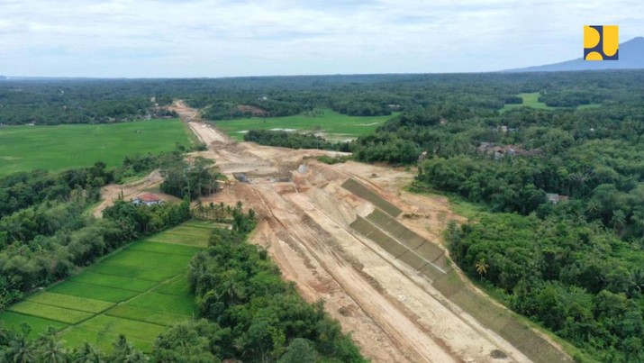 Sebagai salah satu Proyek Strategis Nasional (PSN), Kementerian Pekerjaan Umum dan Perumahan Rakyat (PUPR) melalui Direktorat Jenderal Bina Marga tengah menyelesaikan pembangunan infrastruktur jalan tol Serang – Panimbang sepanjang 83,67 km. (Dok: PUPR)