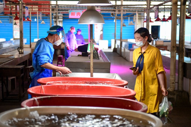 Warga berbelanja sayuran di pasar basah pada 17 Mei 2022 di Shanghai, China. (via Getty Ima/China News Service) Warga berbelanja sayuran di pasar basah pada 17 Mei 2022 di Shanghai, China. (via Getty Ima/China News Service)