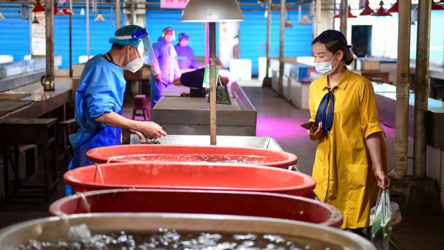 Warga berbelanja sayuran di pasar basah pada 17 Mei 2022 di Shanghai, China. (via Getty Ima/China News Service)