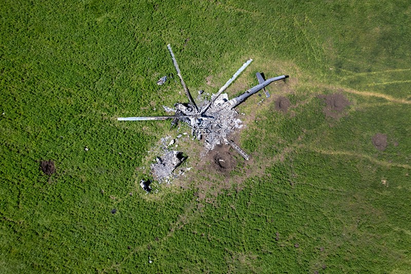 Sisa-sisa helikopter Rusia terletak di ladang bom pada 16 Mei 2022 di Biskvitne, Ukraina di sebelah timur Kharkiv. (Getty Images/John Moore()