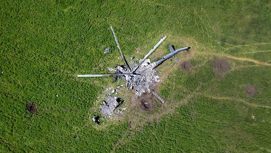 Sisa-sisa helikopter Rusia terletak di ladang bom pada 16 Mei 2022 di Biskvitne, Ukraina di sebelah timur Kharkiv. (Getty Images/John Moore()