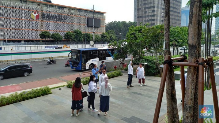 Suasana Sarinah di hari pertama kebijakan pemerintah melonggarkan penggunaan masker di ruang terbuka, Rabu (18/5/2022). (CNBC Indonesia/Intan Rakhmayanti Dewi)
