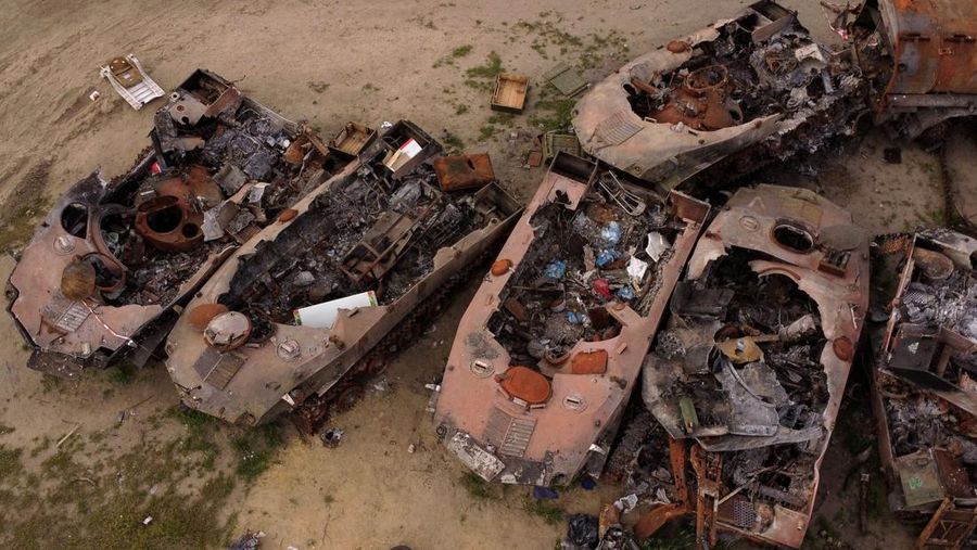 Sisa-sisa helikopter Rusia terletak di ladang bom pada 16 Mei 2022 di Biskvitne, Ukraina di sebelah timur Kharkiv. (Getty Images/John Moore()