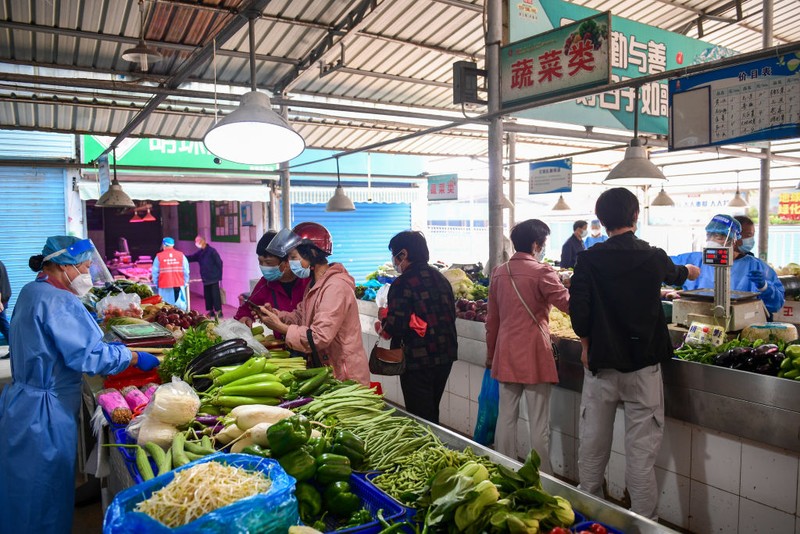 Warga berbelanja sayuran di pasar basah pada 17 Mei 2022 di Shanghai, China. (via Getty Ima/China News Service)