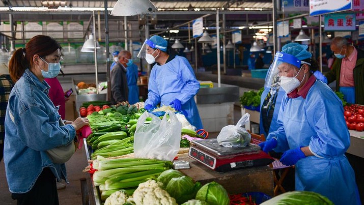 Warga berbelanja sayuran di pasar basah pada 17 Mei 2022 di Shanghai, China. Shanghai pada dasarnya telah memutus transmisi komunitas COVID-19 di 15 distrik dan meluncurkan rencana tiga fase untuk memulihkan produksi dan kehidupan normal. (Foto oleh Tian Yuhao/via Getty Images)