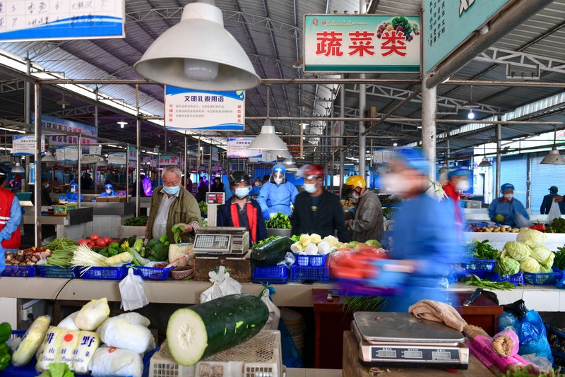 Warga berbelanja sayuran di pasar basah pada 17 Mei 2022 di Shanghai, China. (via Getty Ima/China News Service)
